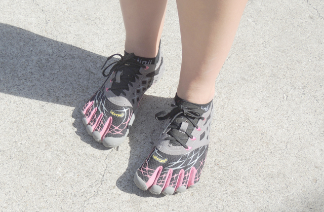 Stephanie's ver' cool barefootin' tootsies...